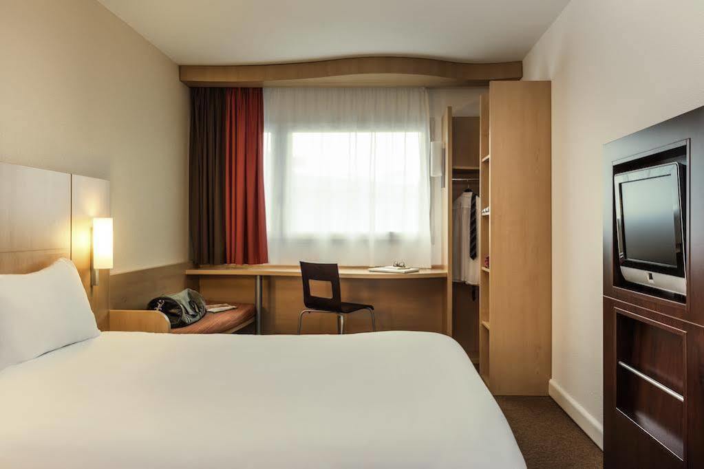Ibis Calais Car Ferry Hotel Exterior photo